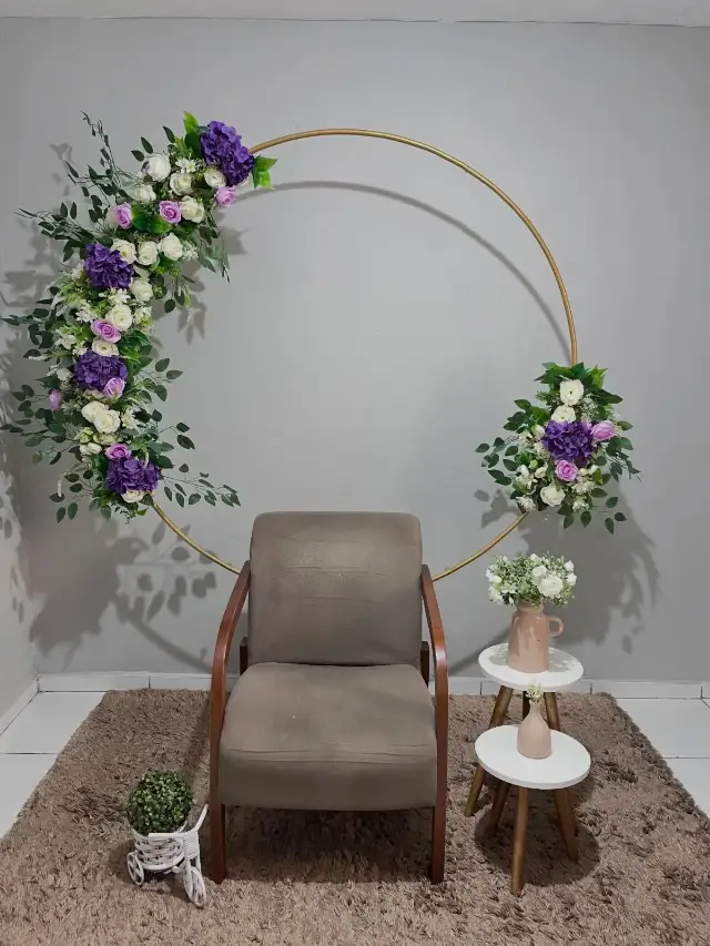 Arco dourado com flores e poltrona, decoração para casamento ou bodas