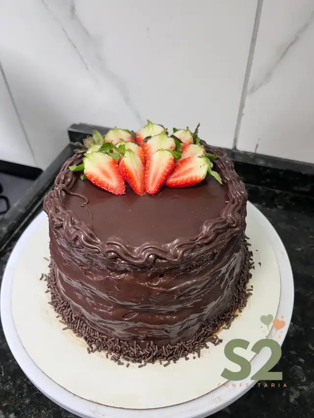 Bolo de chocolate com cobertura e morangos da S2 Confeitaria