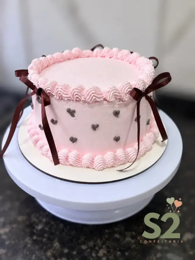 Bolo vintage rosa com laços e corações