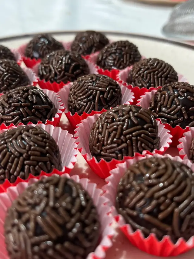 Brigadeiros em forminhas vermelhas da S2 Confeitaria
