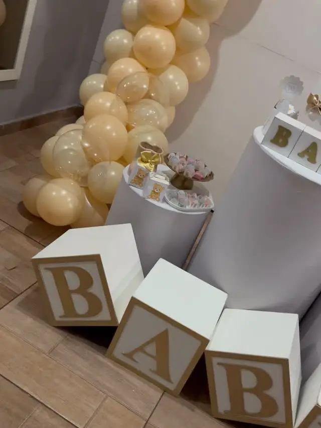 Chá de bebê com cubos BABY e arco de balões bege