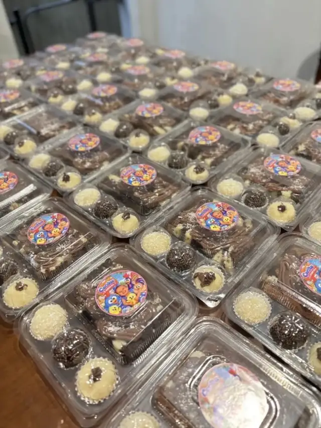 Doces embalados em caixas para encomenda
