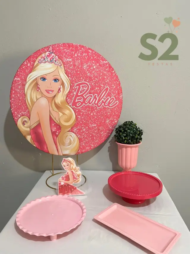 Festa na Mesa com painel redondo da Barbie e bandejas rosa