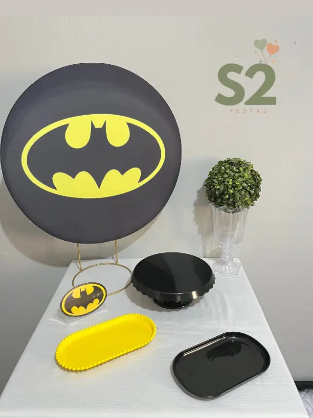 Festa na Mesa com painel redondo do Batman e bandejas preta e amarela
