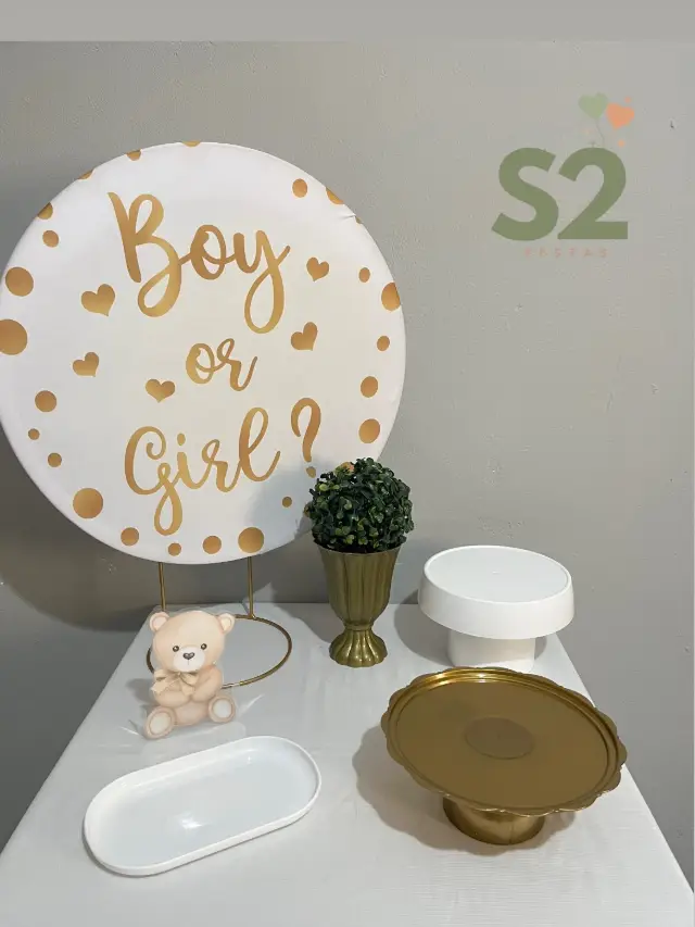 Festa na Mesa de chá revelação com painel Boy or Girl, ursinho e bandejas branca e dourada