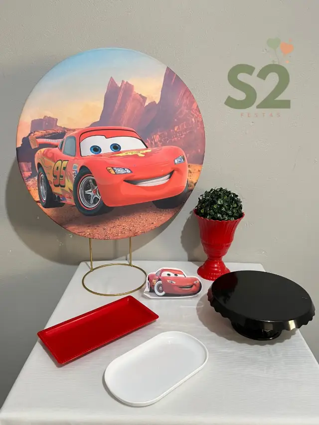 Festa na Mesa com painel redondo de Carros, com o Relâmpago McQueen, e bandejas vermelha, branca e preta