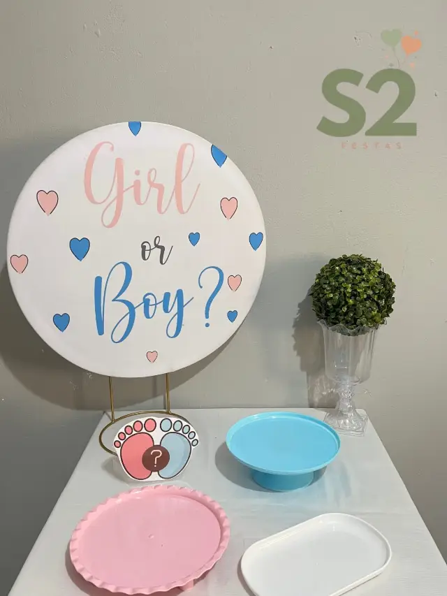 Festa na Mesa de chá revelação com painel Girl or Boy e bandejas rosa e azul