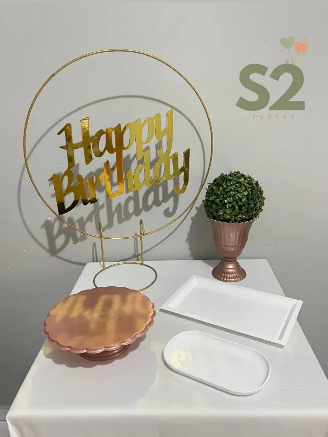 Festa na Mesa com aro dourado Happy Birthday, vaso e bandejas rosé e branca
