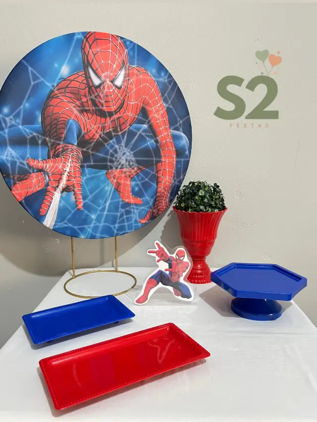Festa na Mesa com painel redondo do Homem-Aranha e bandejas vermelhas e azul