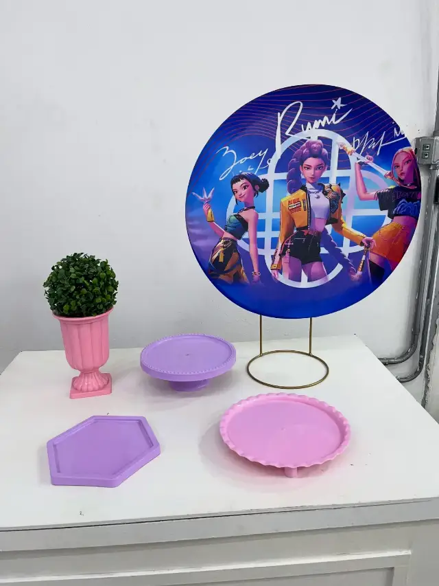 Festa na Mesa com painel redondo do tema Guerreiras do K-pop, vaso e bandejas lilás