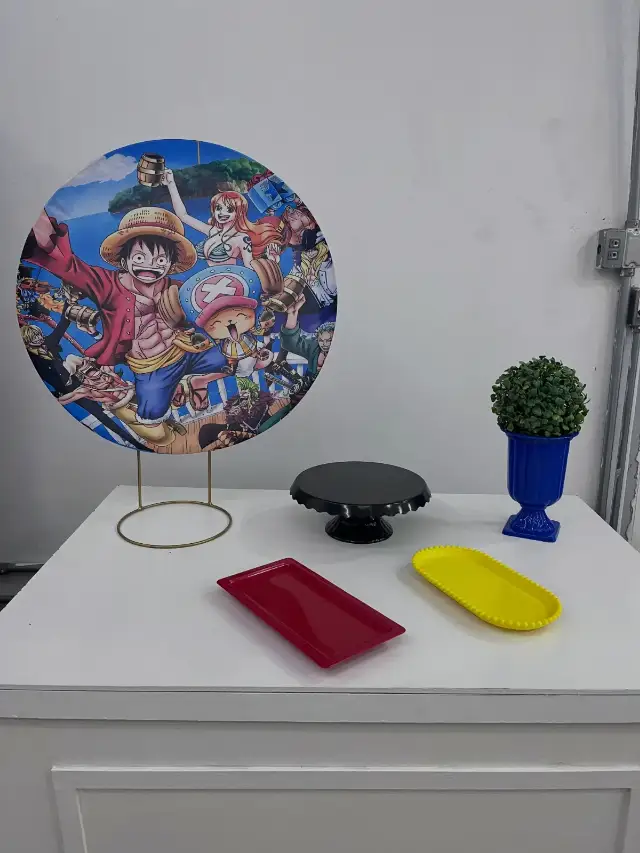 Festa na Mesa com painel redondo de One Piece e bandejas vermelha, amarela e preta
