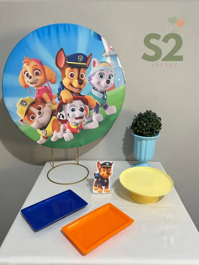 Festa na Mesa com painel redondo da Patrulha Canina e bandejas azul, laranja e amarela