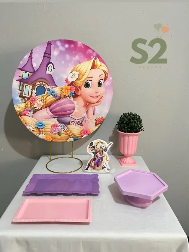Festa na Mesa com painel redondo da Rapunzel e bandejas lilás e rosa