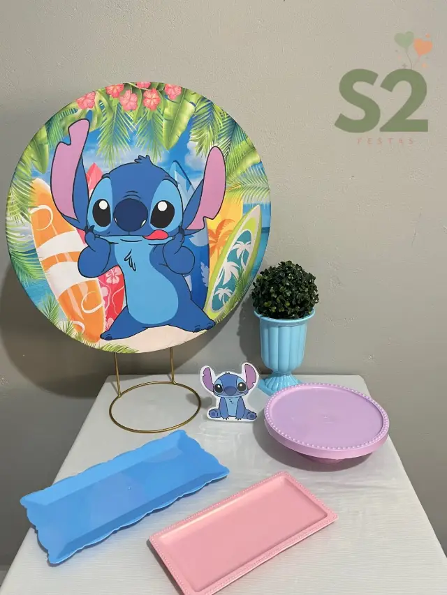 Festa na Mesa com painel redondo do Stitch e bandejas azul e lilás
