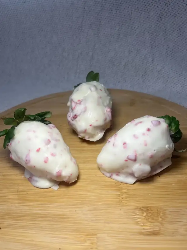 Morango cravejado, coberto com chocolate branco e confeitos