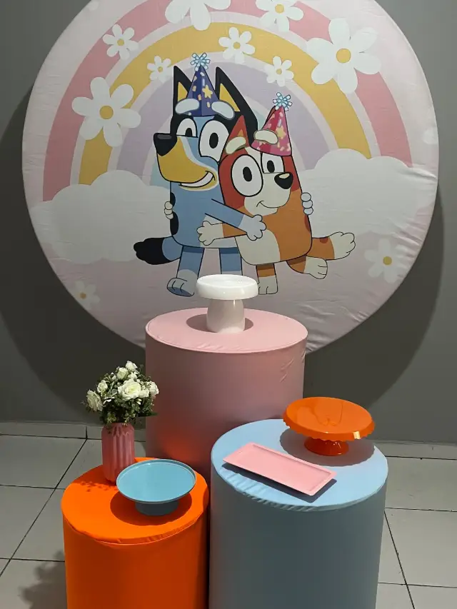 Pegue e Monte com painel redondo da Bluey e cilindros coloridos