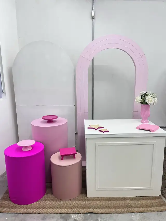 Kit Pegue e Monte em tons de rosa, com painéis em arco, cilindros e mesa branca