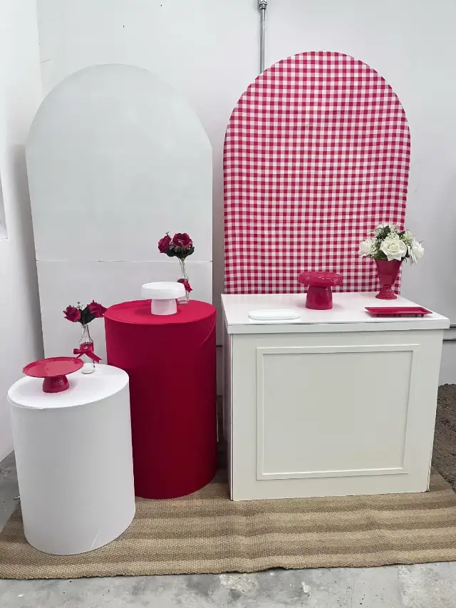 Kit Pegue e Monte com painel xadrez vermelho, cilindros e flores